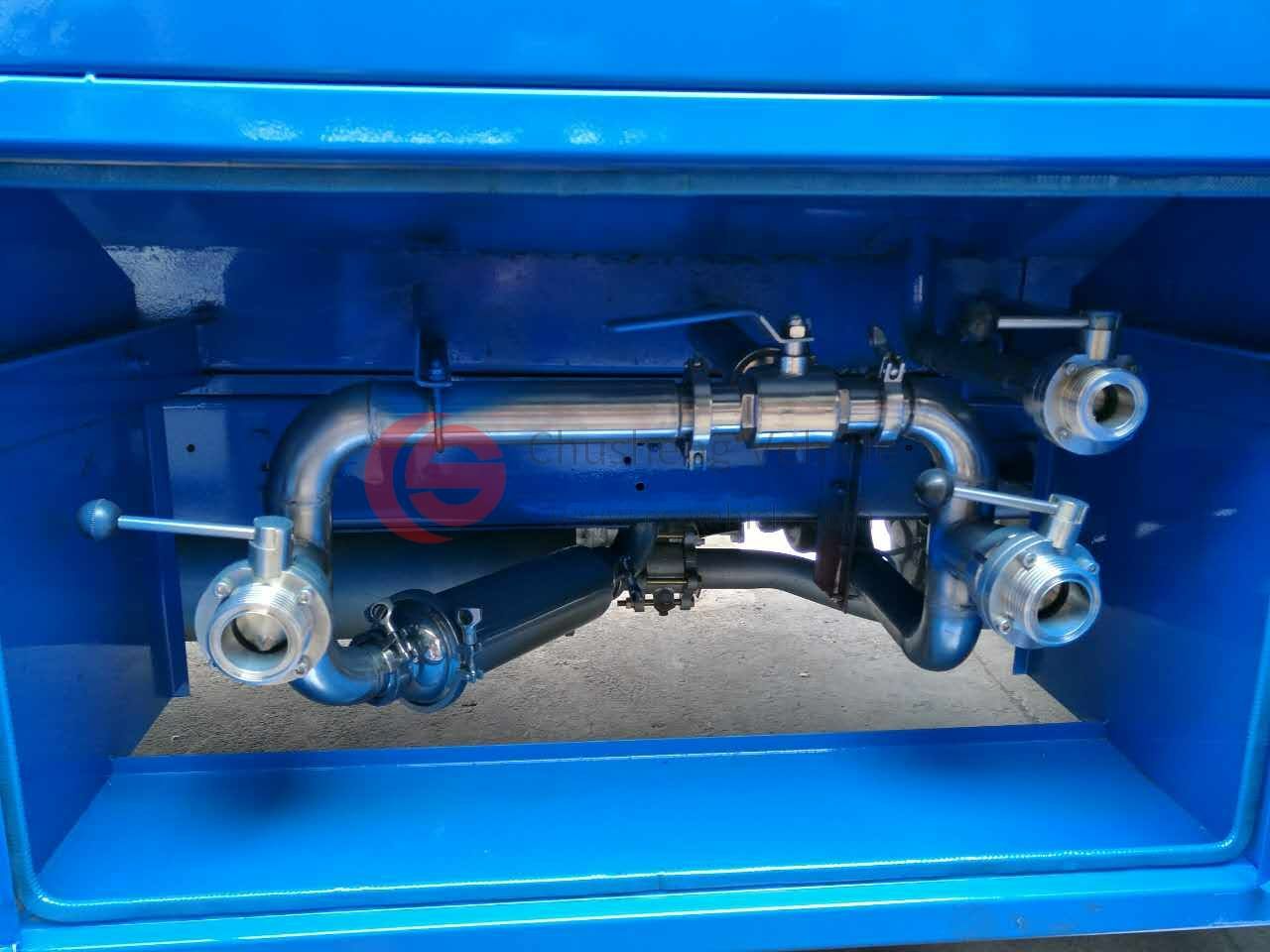 شاحنة نقل الحليب (1)