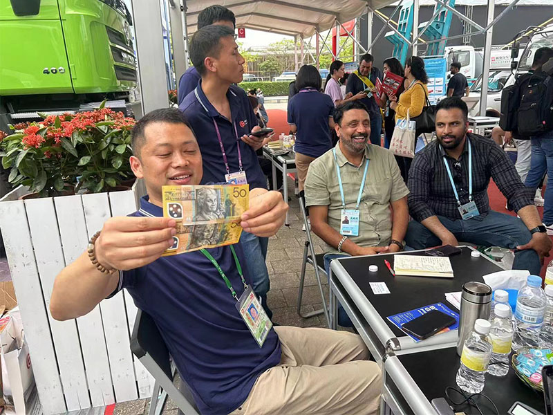 عميل أستراليا يدفع الأموال الجادة