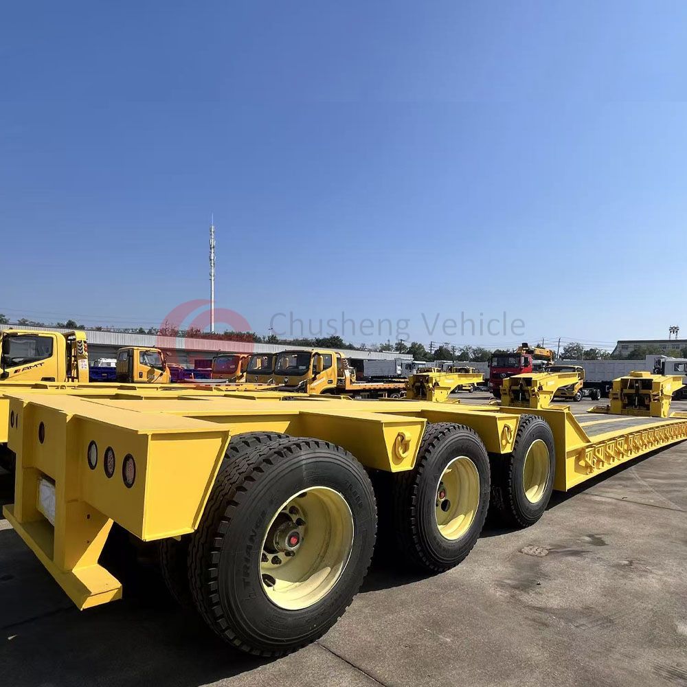 نصف المقطورات المسطحة المنخفضة - 'فريق الجمل الفولاذي' للخدمات اللوجستية الثقيلة