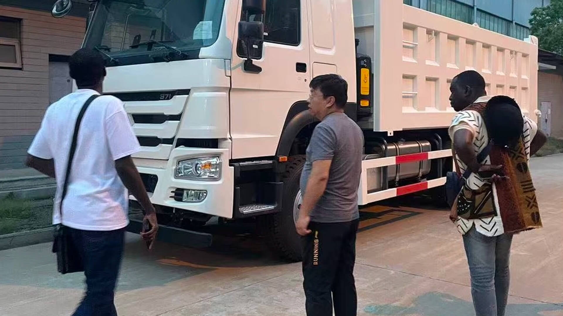 تعاون ممتاز مع العملاء الأفارقة - شاحنة جرار ومقطورة قلابة