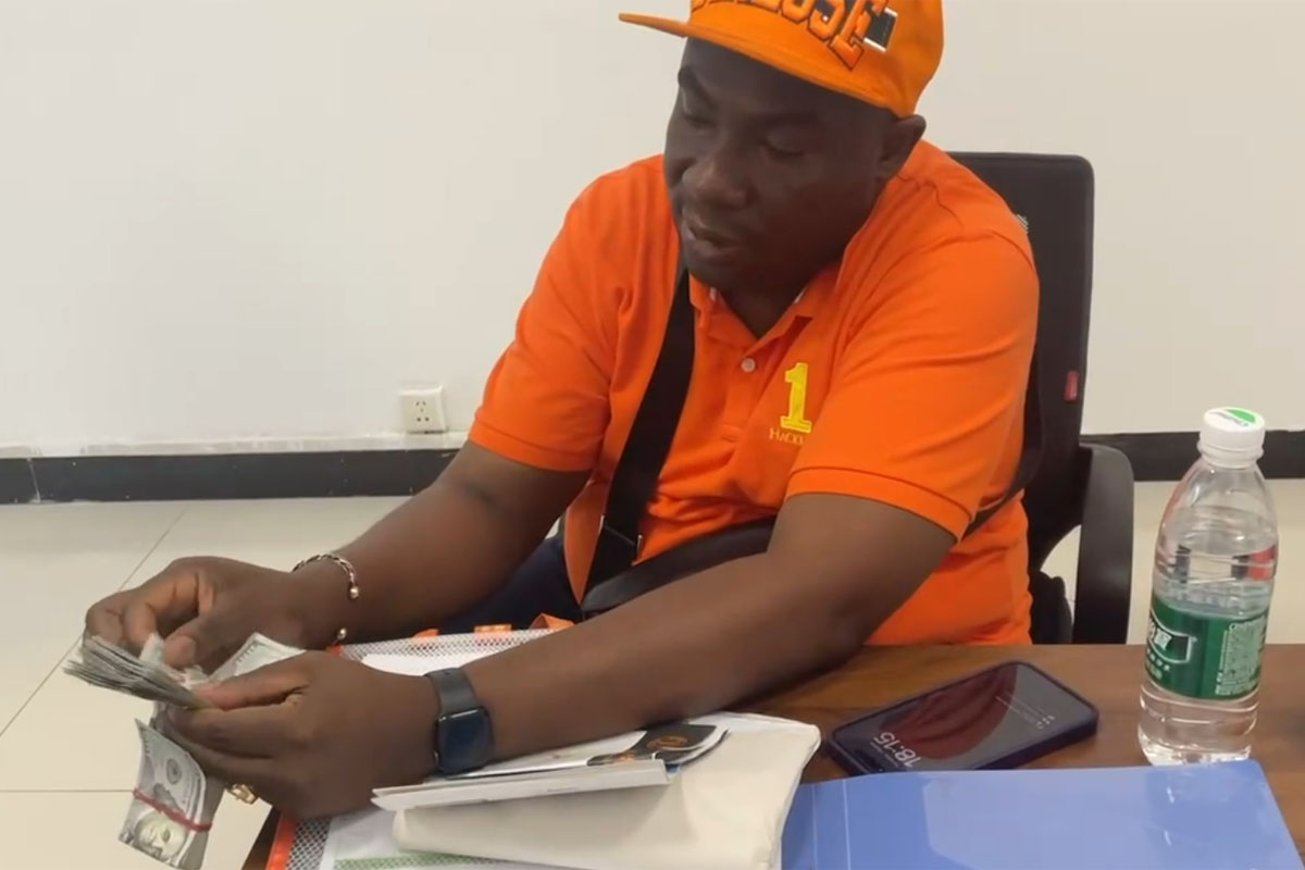 شاحنة تشغيل على ارتفاعات عالية يقوم العميل بزيارة مصنع مركبات Chusheng-