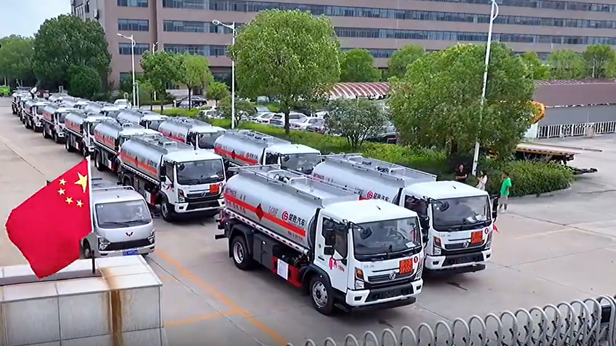 عمل جيد! 15 وحدة تم شحن شاحنات ناقلة الوقود Dongfeng بسلاسة!